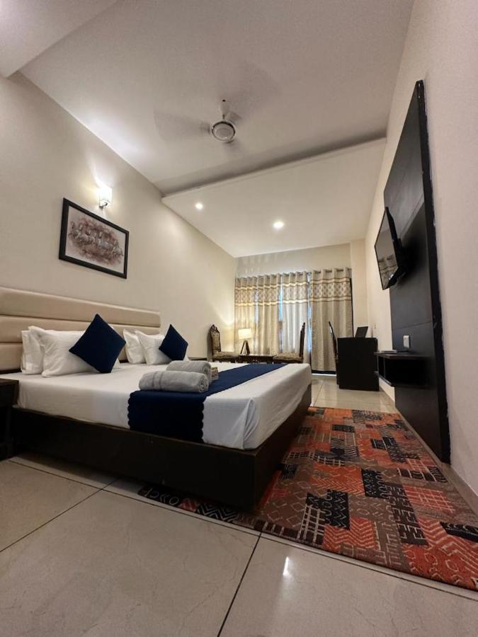 Hotel Jb Residency !! Luxurious & Royal Balcony Rooms !! Large Rooms Zirakpur Dış mekan fotoğraf