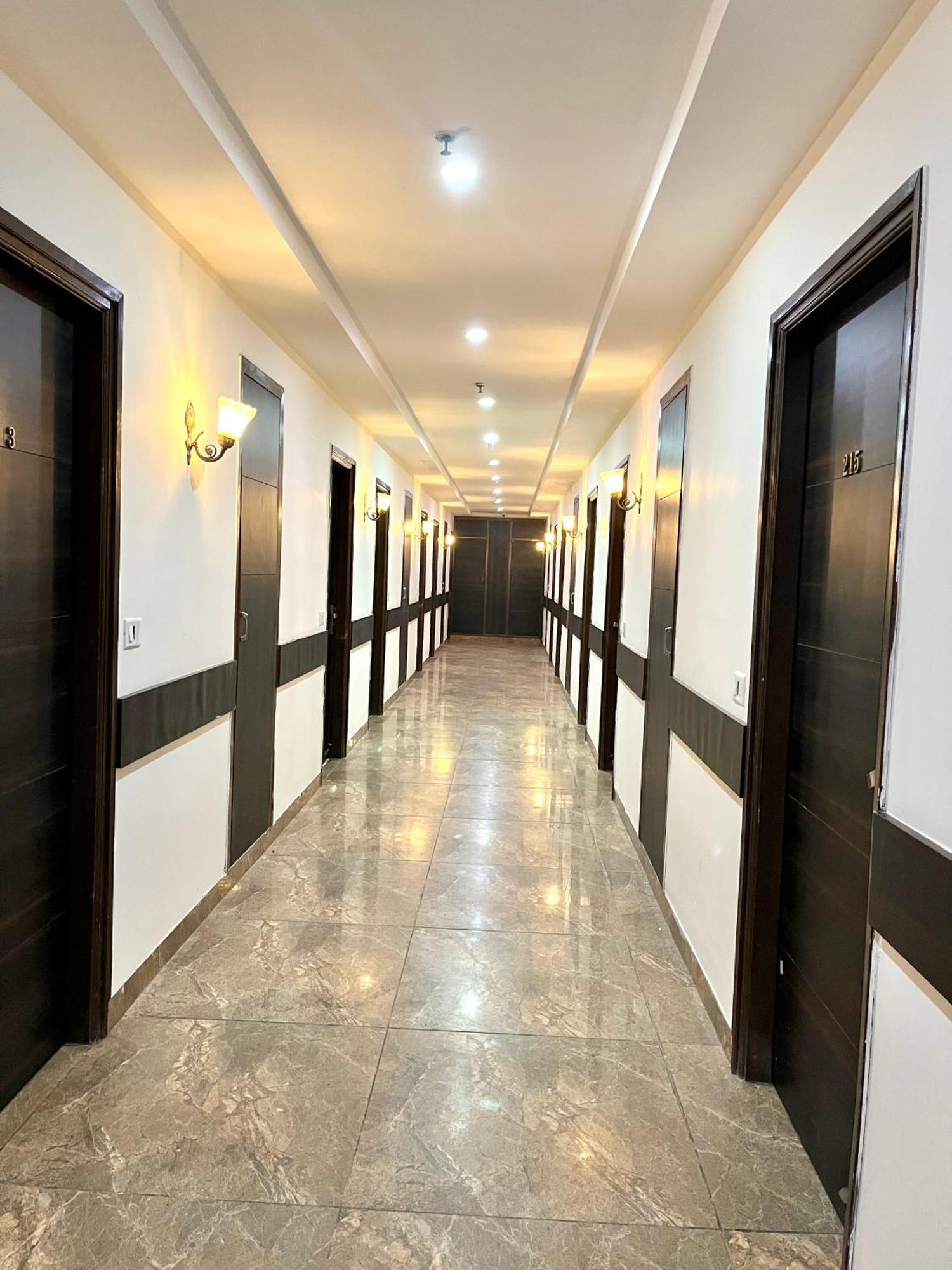 Hotel Jb Residency !! Luxurious & Royal Balcony Rooms !! Large Rooms Zirakpur Dış mekan fotoğraf