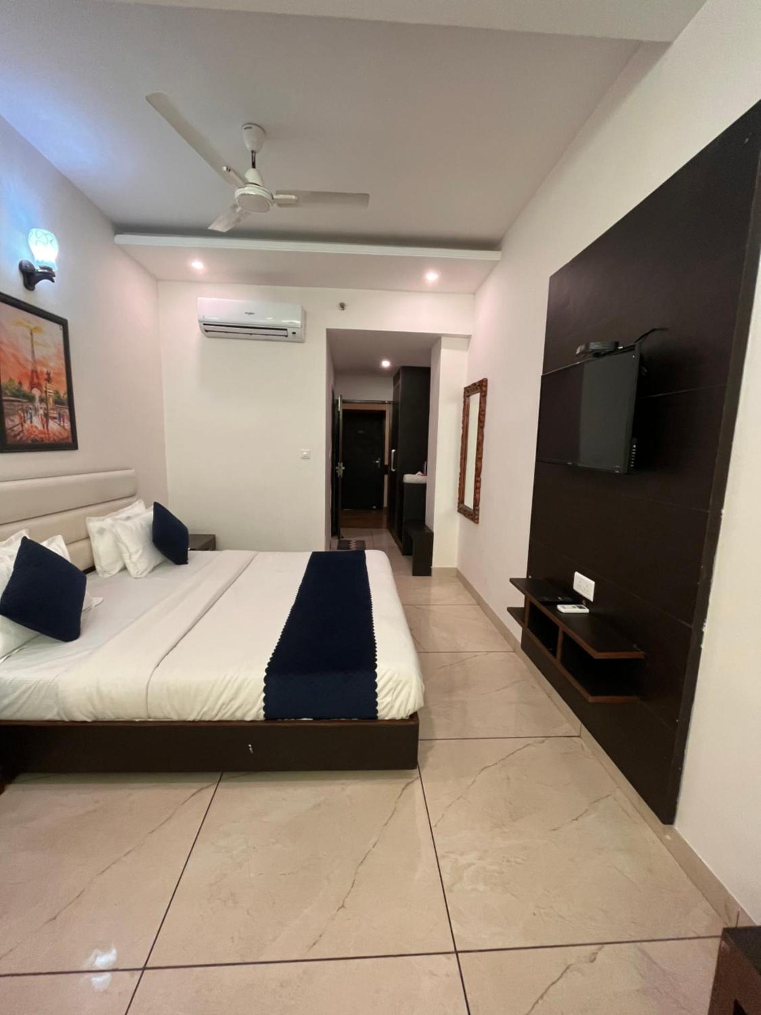Hotel Jb Residency !! Luxurious & Royal Balcony Rooms !! Large Rooms Zirakpur Dış mekan fotoğraf