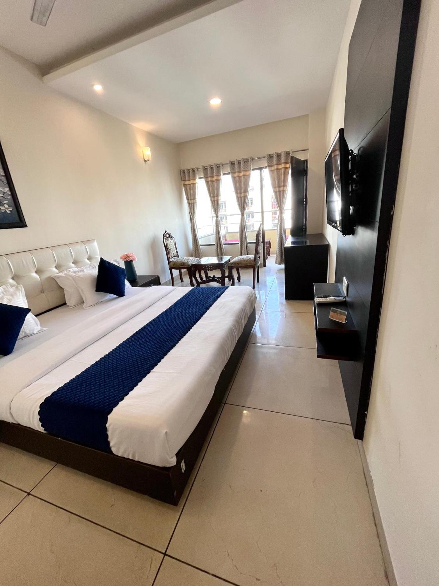 Hotel Jb Residency !! Luxurious & Royal Balcony Rooms !! Large Rooms Zirakpur Dış mekan fotoğraf