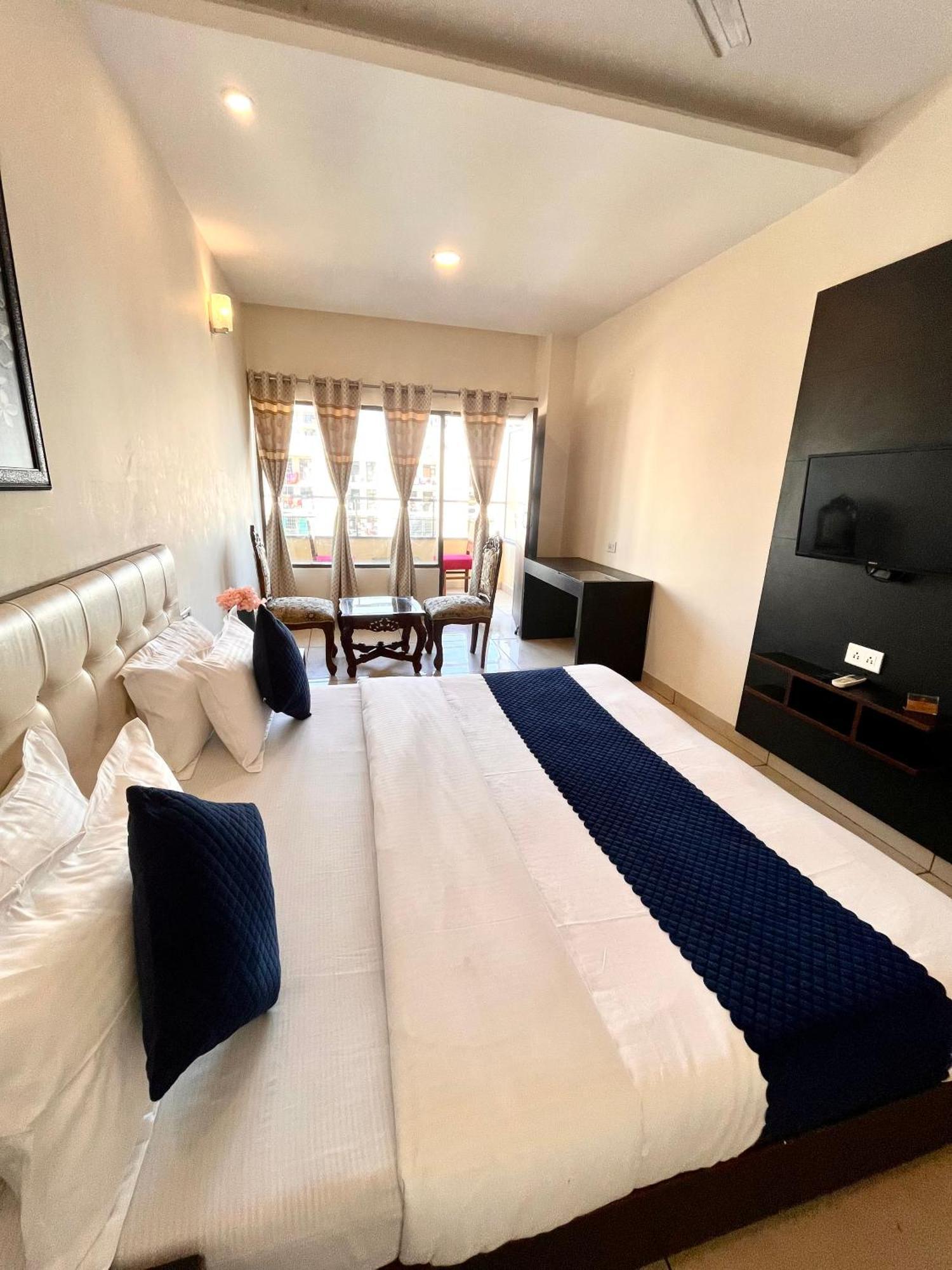 Hotel Jb Residency !! Luxurious & Royal Balcony Rooms !! Large Rooms Zirakpur Dış mekan fotoğraf