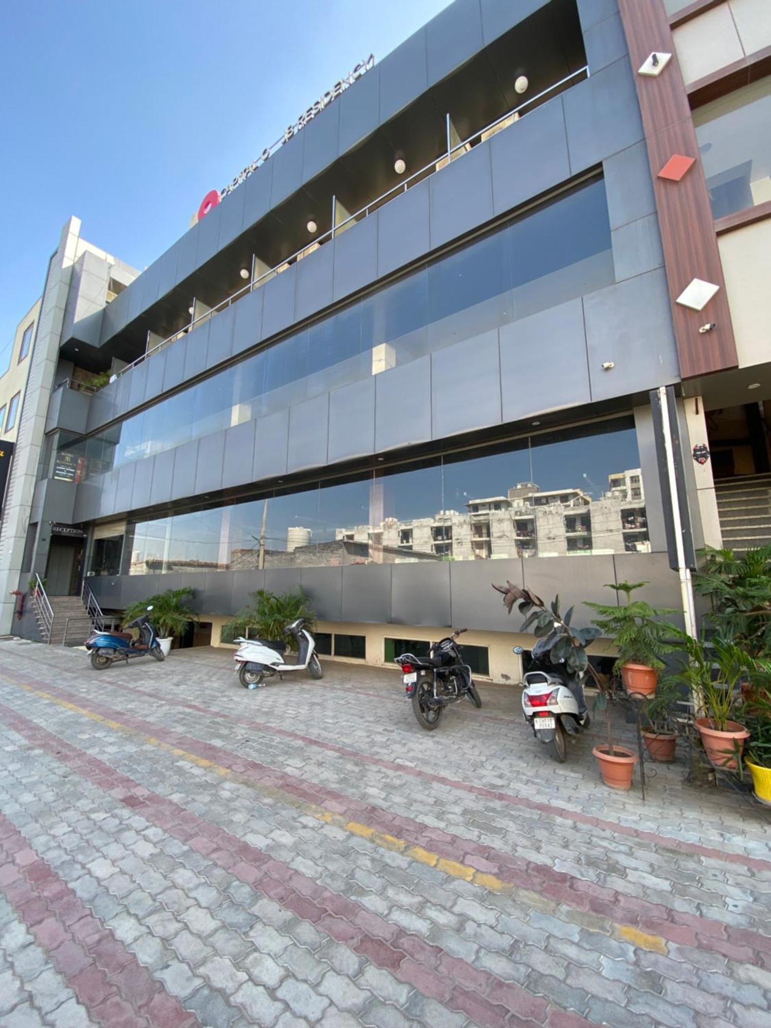 Hotel Jb Residency !! Luxurious & Royal Balcony Rooms !! Large Rooms Zirakpur Dış mekan fotoğraf