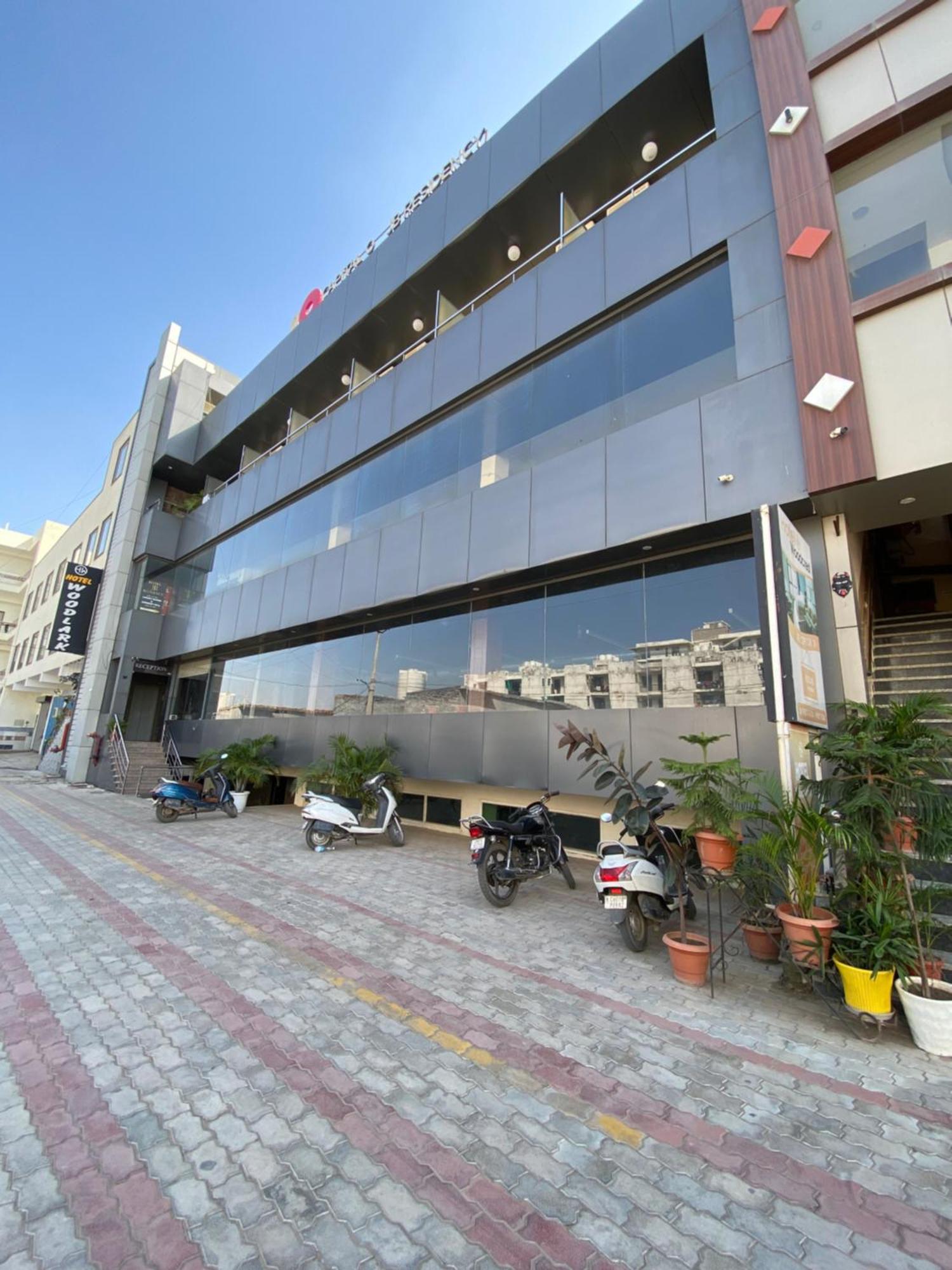 Hotel Jb Residency !! Luxurious & Royal Balcony Rooms !! Large Rooms Zirakpur Dış mekan fotoğraf