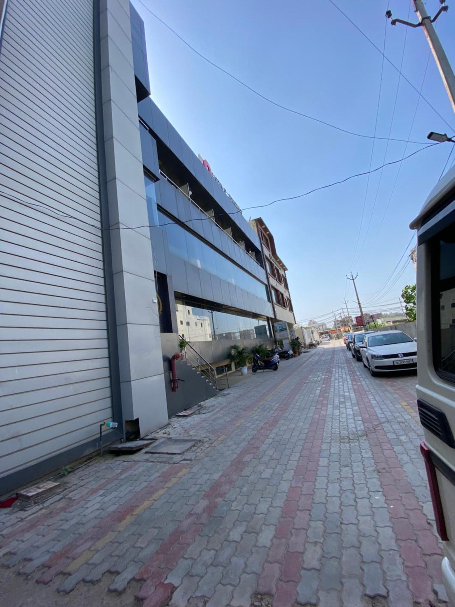 Hotel Jb Residency !! Luxurious & Royal Balcony Rooms !! Large Rooms Zirakpur Dış mekan fotoğraf