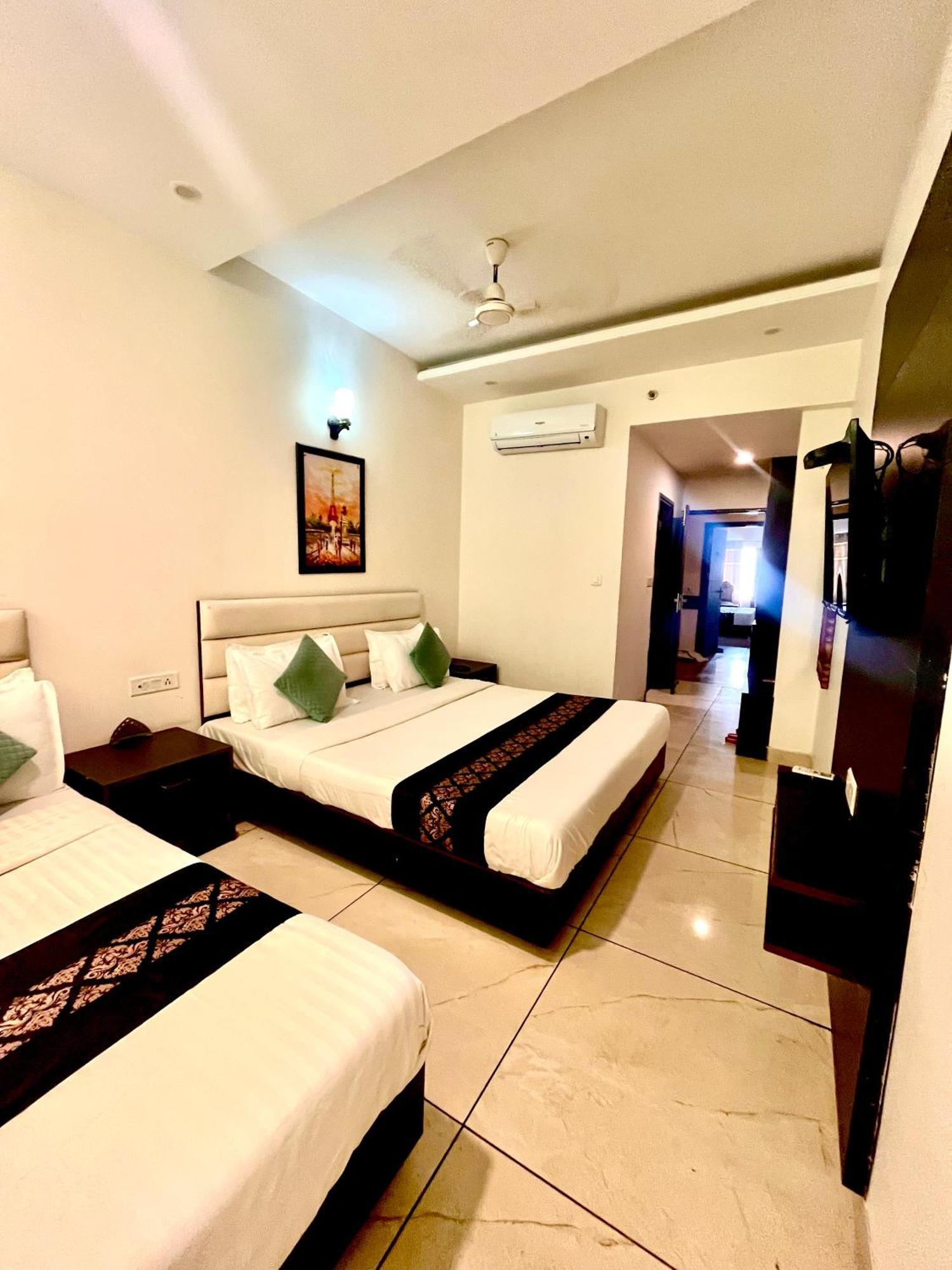 Hotel Jb Residency !! Luxurious & Royal Balcony Rooms !! Large Rooms Zirakpur Dış mekan fotoğraf