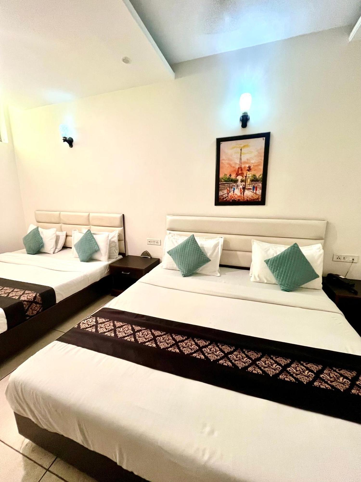 Hotel Jb Residency !! Luxurious & Royal Balcony Rooms !! Large Rooms Zirakpur Dış mekan fotoğraf