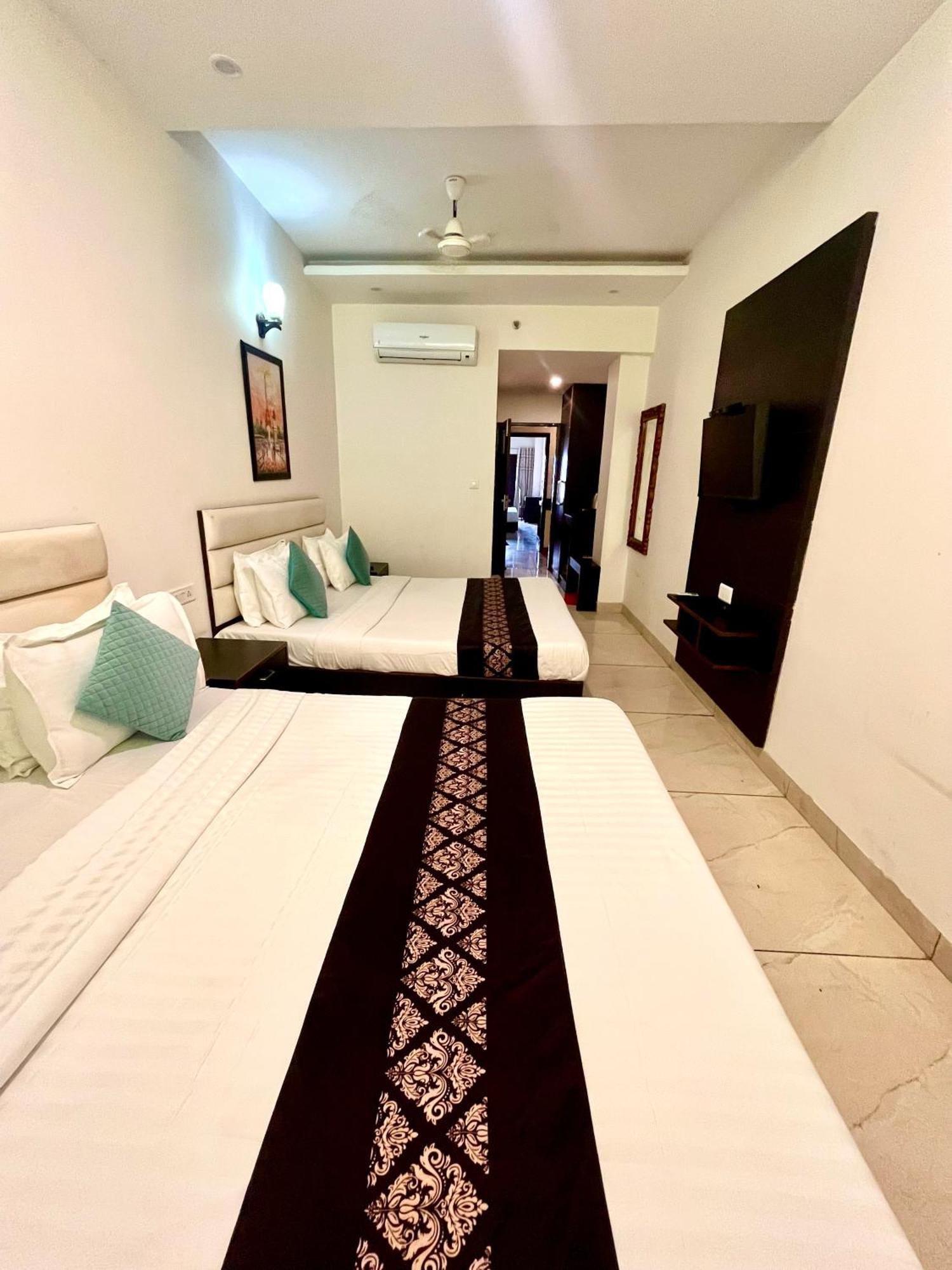 Hotel Jb Residency !! Luxurious & Royal Balcony Rooms !! Large Rooms Zirakpur Dış mekan fotoğraf